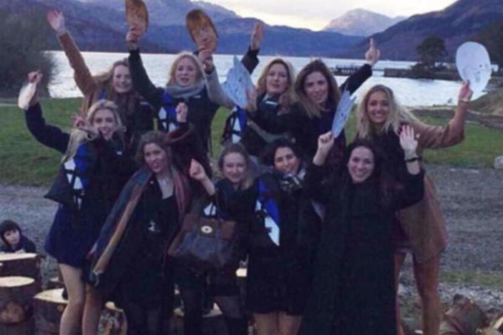 Сликле се поред језера на девојачкој вечери: Када су погледале фотографију, одмах су побегле