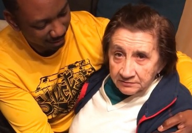 Иванина бака је први пут видела зета АФРОАМЕРИКАНЦА и видео је постао ХИТ у региону: Он је мени зет? Шта је теби