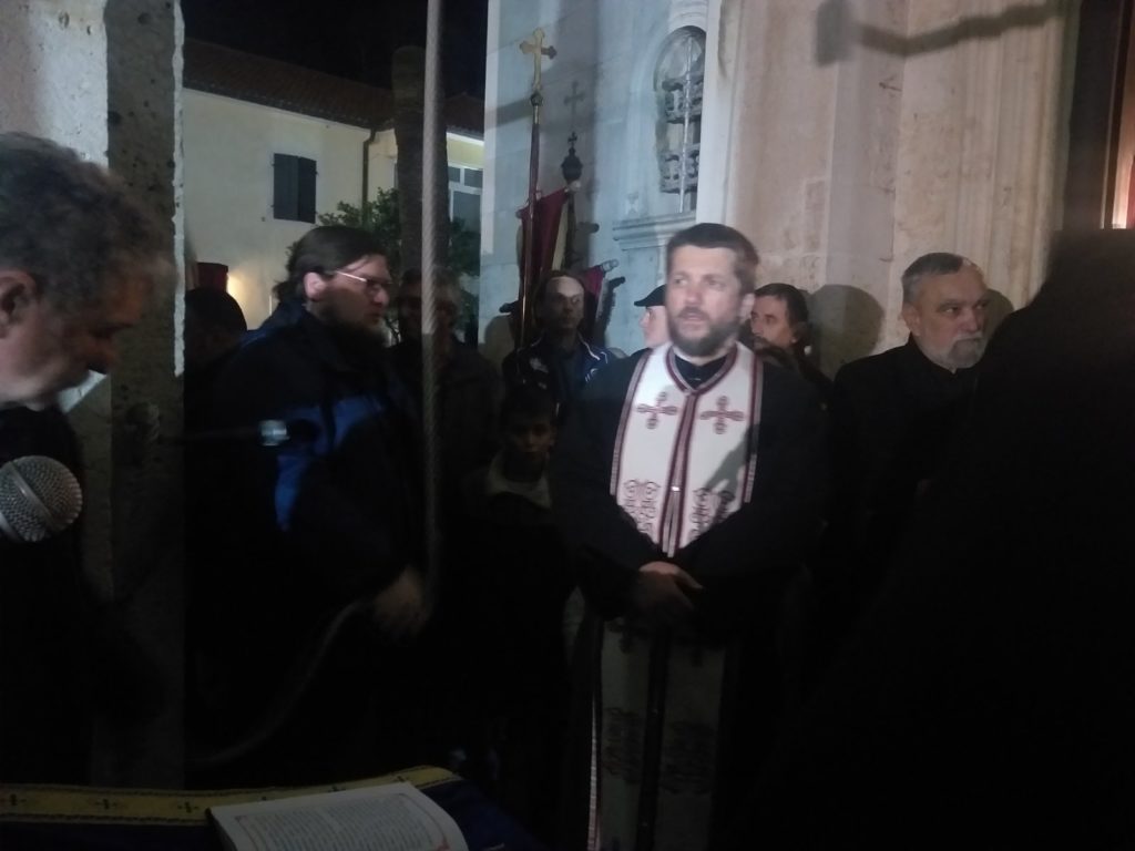 Хиљаду година знамо ко смо и шта смо, само неко луд је могао да смисли да нам отме цркву: Отац Гојко Перовић одржао још један говор за памћење пред хиљадама Новљана