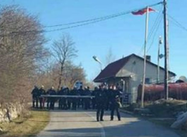 Још један Милов удар на вернике: Литија из Гацка ВРАЋЕНА са границе са Црном Гором (ФОТО)