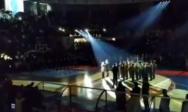 ВИДЕО: Навијачи Звезде и Партизана спремни за дерби – заједно певали „Боже правде“ и песму о Косову