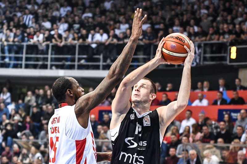 ВИДЕО: Величковић водио навијање, Партизан прославио освајање „Жућкове левице“