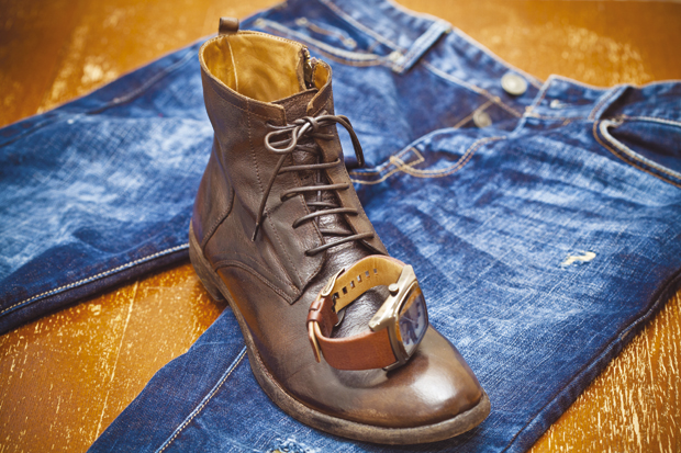 Мушкарци, обратите пажњу, погрешан избор може потпуно да поквари одевну комбинацију: Ципеле и сат откривају стил