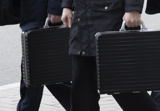 Зове се Чегет, а Путин и Шојгу га свуда носе: Ово је кофер од ког ДРХТИ цео свет