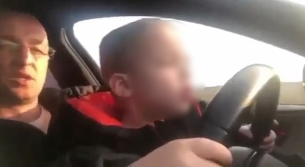 Није му довољно што је УГРОЗИО ЖИВОТ детета, него тражи и паре: Отац пустио синчића ДА ВОЗИ, а сада би МИЛИОН ДИНАРА одштете (ВИДЕО)