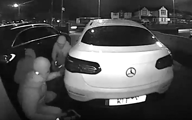 За мање од 60 секунди украли “мерцедес” вредан 47.000 евра: Камера ухватила дрску крађу и уређај који је коришћен (ВИДЕО)