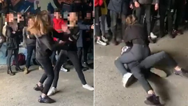 Ученице се брутално туку око дечка док руља навија: Испливао шокантан снимак испред школе (ВИДЕО)