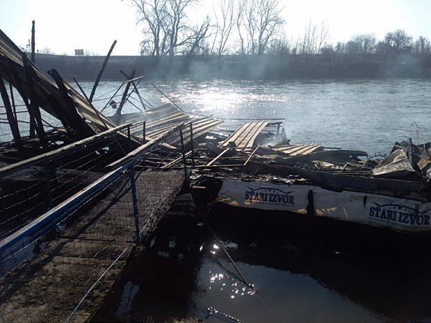 Сумњив пожар код Крушевца: Мушкарац тешко повређен, сплав потпуно изгорео (ФОТО/ВИДЕО)