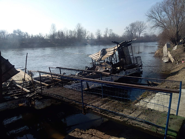 Двојица са фантомкама бацили четири боце бензина и коктеле: Зоран испричао за “Новости” како му је уништен сплав (ФОТО/ВИДЕО)