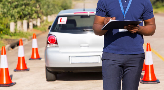 Ухапшен јер се прерушио у мајку Марију и покушао да ПОЛОЖИ ВОЗАЧКИ испит (ФОТО)