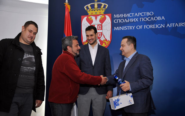 Загрљаји, размена поклона и жеља да што пре забораве све што су преживели: Дачић угостио Србе који су због корона вируса провели две недеље у Француској 