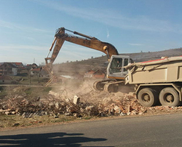 Руше куће, плаше графитима: Нови напади на српску имовину на КиМ, сравнили дом шесточланој породици
