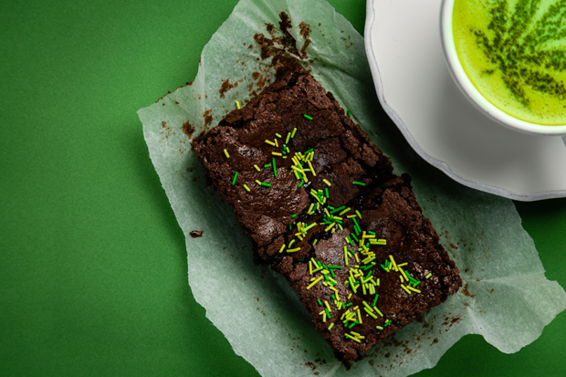 Нема више марихуане за туристе! Амстердам ЗАБРАЊУЈЕ туристичким групама обилазак прозора улица Црвене четврти, али и задржавање на осетљивим местима (ВИДЕО)