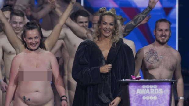 На бини без ичега на себи: Водитељка гола уручивала награде (ФОТО)