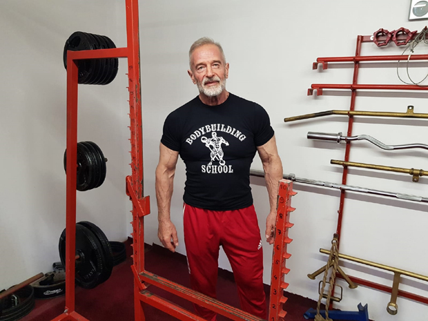 Петар Челик и даље „пуца“ од мишића: Најпознатији југословенски билдер тренира и у позним годинама
