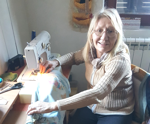 Еко бака са „сингерицом“: Добрила прави торбе за куповину