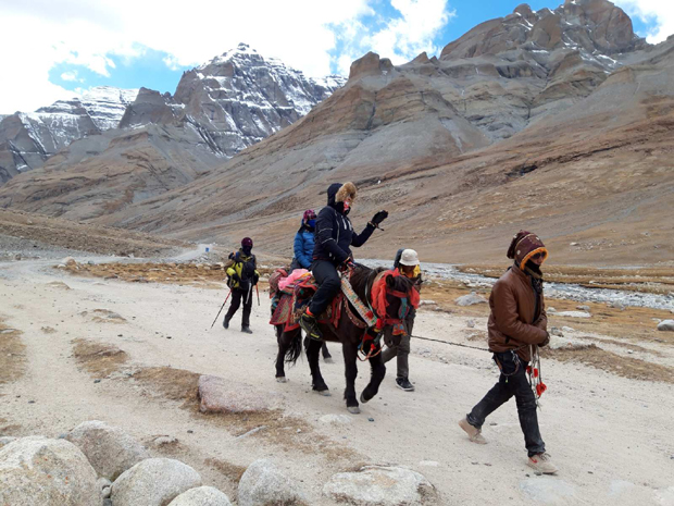 На Кајлаш се нико није попео, око свете планине пешачи се 54 километра, ход прочишћава душу од грехова: Тронедељно ходочашће Цвијете Радовић (ФОТО)