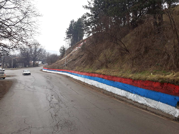 Ишаране тробојке у Плужинама: Вандали оставили претње СМРЋУ и поруку у виду цртежа (ФОТО)