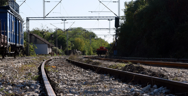 Драма на железничком стубу: Ватрогасци и полицајци из Крушевца убедили човека да одустане од самоубиства