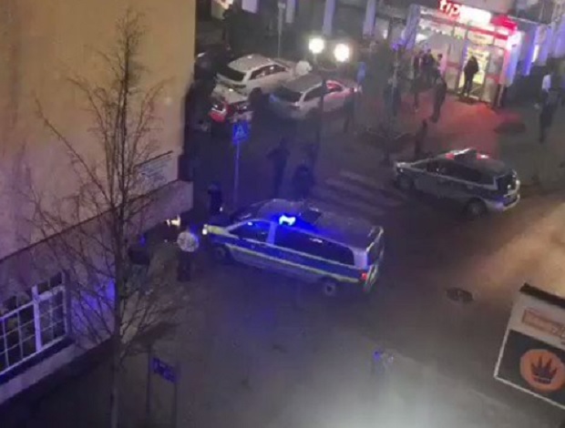 Крвопролиће у Немачкој: Осморо људи убијено у пуцњави, има и рањених (ВИДЕО)
  