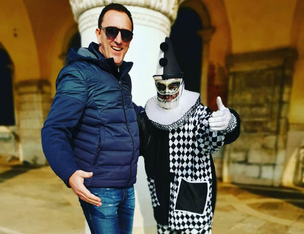 Живот је маскенбал: Сергеј Ћетковић на породичном одмору  у Венецији