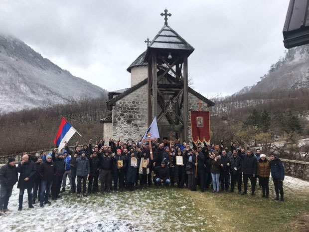 До Мојковца пешаче 28 КИЛОМЕТАРА: Из Добриловине кренула прва данашња литија у Црној Гори (ФОТО)