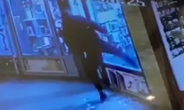 Лопов користио несвакидашњи “алат” да уђе у радњу: Појавио се снимак пљачке у Новом Пазару