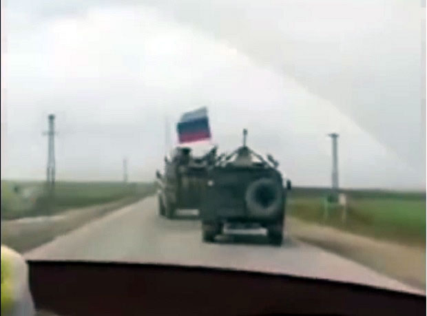 Снимљен опасан инцидент у Сирији: Америчко оклопно возило изгурало Русе са пута (ВИДЕО)