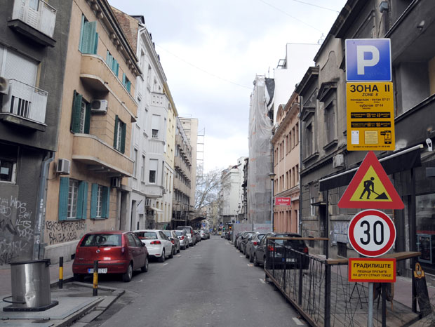 Муке житеља Кондине улице због изградње вишеспратница: Пешаци, ПРЕЂИТЕ на друго градилиште!