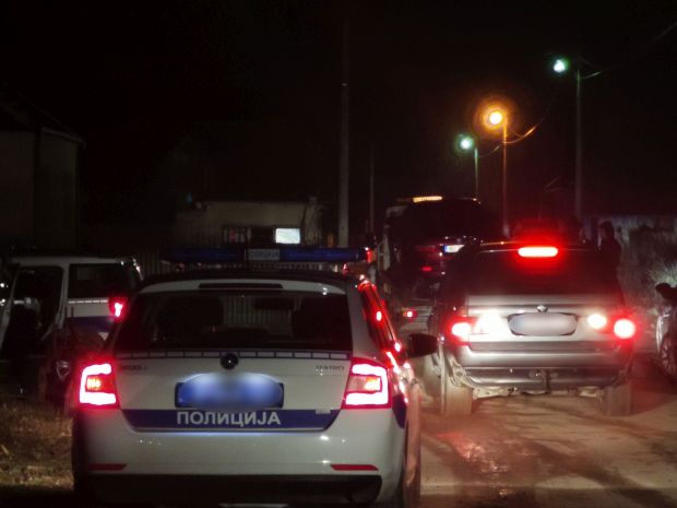 Филмска акција хапшења у Чачку: Криминалац везан лисицама лежао на асфалту, пролазници мислили да је МРТАВ (ФОТО)