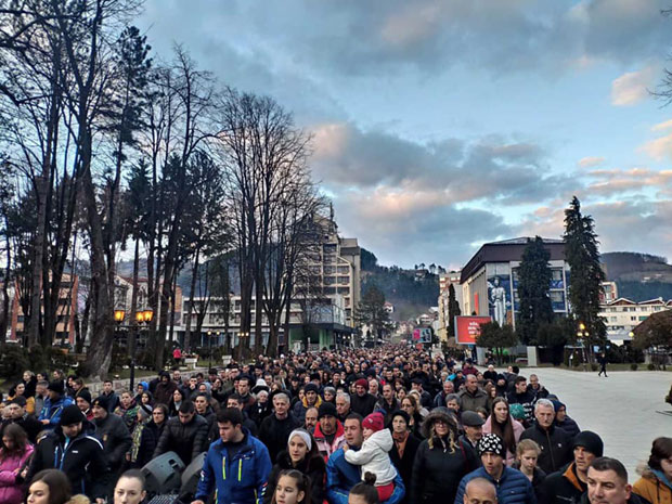 РЕКА људи иде кроз Бијело Поље: Погледајте како 20.000 верника дефилује кроз град (ВИДЕО)