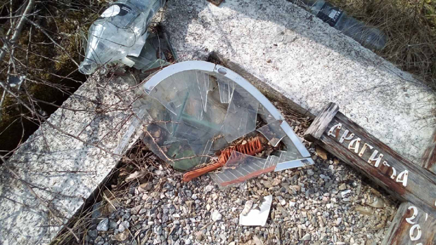 Вандали поново порушили споменике на српском гробљу у општини Исток (ФОТО)