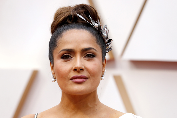 Оставља без даха: Сeлма Хајек на плажи показала деколте (FOTO)