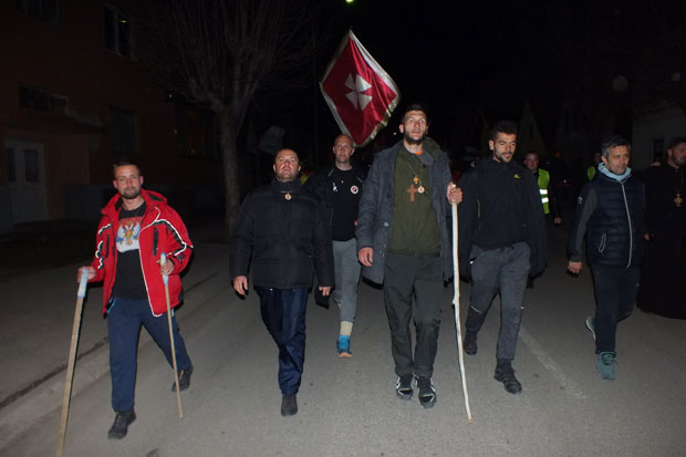 Ходочасници из Београда стигли испред Никшића: Мештани их СРДАЧНО ПОЗДРАВЉАЈУ 