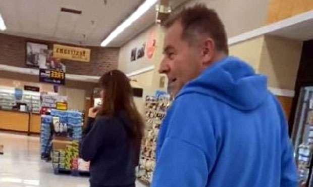 Рекла старијем мушкарцу да не гледа у задњицу њене ћерке, ПЕРВЕРЗЊАК се окренуо и ШОКИРАО је