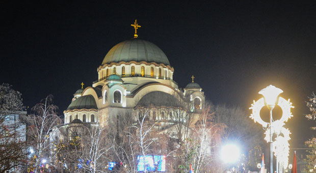 Ватрени крст испред Храма Светог Саве: Погледајте како се из Београда бране светиње (ВИДЕО)