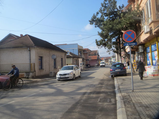 Право је чудо да је уопште жива! Овај дан њени родитељи треба да славе, а она да гледа како прелази улицу: Девојчицу ударио камион, чудом - лакше повређена