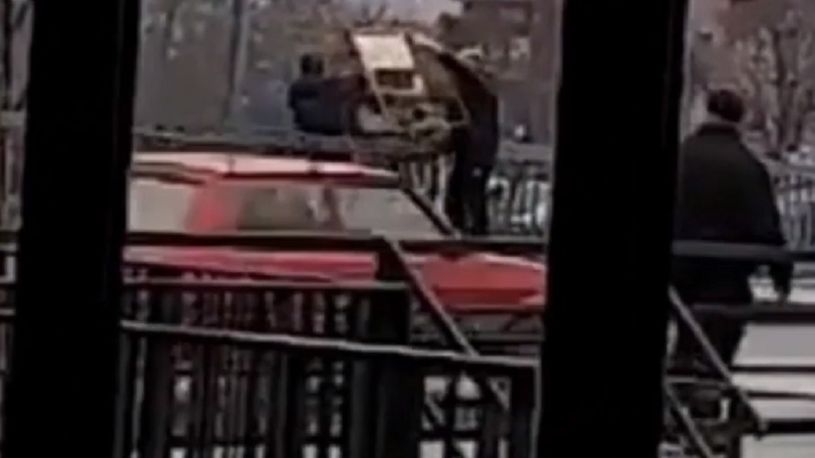 Ви сте дно Власотинца:  Два мушкарца снимљена како у центру града бацају отпад у реку, грађани бесни (ВИДЕО)