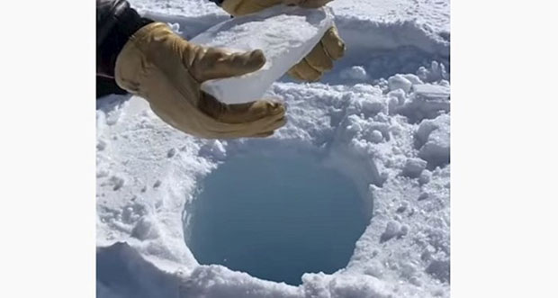 Какви се то чудни звукови чују? Џон је бацио лед у 137 метара дубоку рупу (ВИДЕ0)