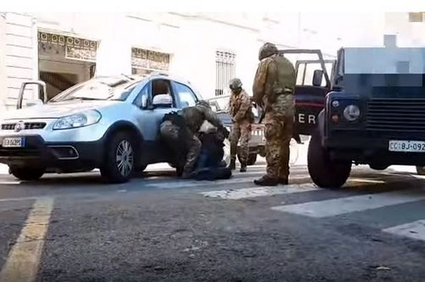 Лажни милиони летели по улици: Италијан покушао да превари Србе, а онда је схватио да су му они подметнули