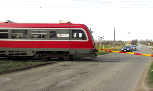 Кад је видела воз, жена ЛЕГЛА између шина: Машиновођа спречио САМОУБИСТВО на пружном прелазу у Змајеву 