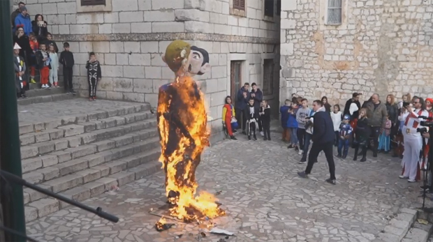 Спаљене лутке ИСТОПОЛНОГ пара са дететом: Инцидент током карневала у Имотском (ВИДЕО)