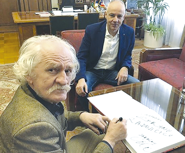 Шпијунка: Зоран Радојичић добио на поклон  монографију Циле
