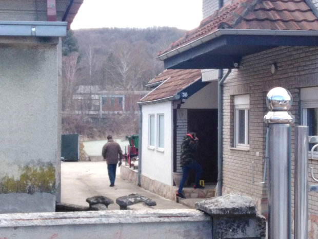 Мушкарац (69) нађен мртав у купатилу, жена у соби: Први снимци са места злочина код Јагодине, комшије сумњају да их је НЕКО УБИО (ФОТО + ВИДЕО) 