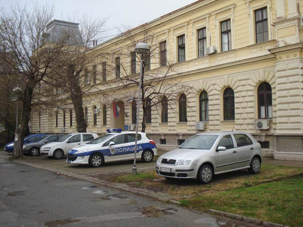 Украо аутомобил, а из мењачнице, радње за хемијско чишћење и две продавнице новац и одећу: Ухапшен 27-годишњи Пожаревљанин 