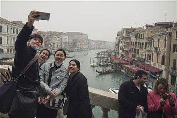 Мода, па све остало: У Италији ФИРМИРАНЕ заштитне маске