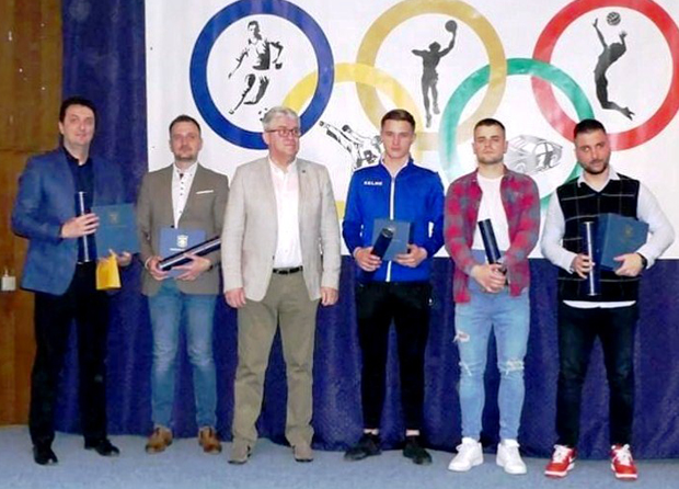 Најбољи спортиста Moдричe: Плaкeтa сa злaтникoм Аци Oкoлићу