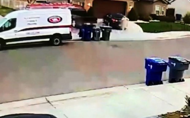 Потпуно го јурио девојчице по улици, једна вришти када је обори на земљу: Камера ухватила манијака у акцији (ВИДЕО)