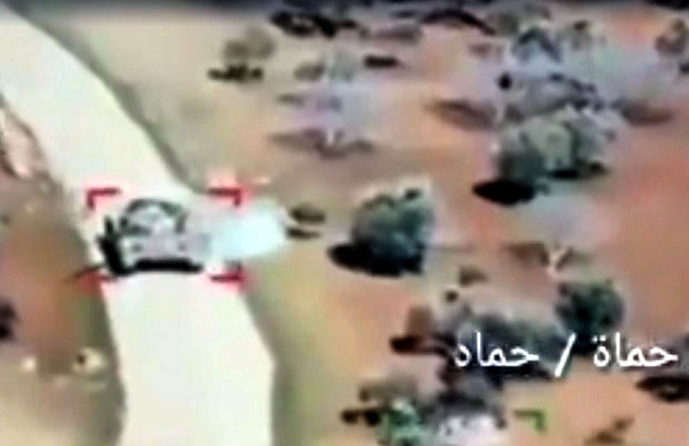 Мање возило јуриша на сиријски ТЕНК и гура га ТИК УЗ ЦЕВ: Погледајте борбу оклопњака ПРСА У ПРСА (ВИДЕО) 