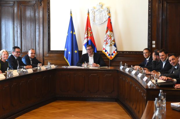 Вучић с представницима здравства о корона вирусу